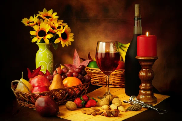 Вино, фрукты и орехи натюрморт — стоковое фото