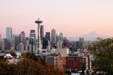 Seattle Güzel şehir Mount Rainier ile alacakaranlıkta parlayan