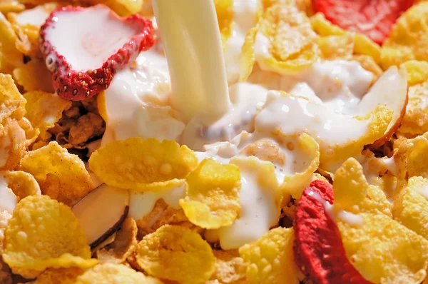 Verter leche en cereales con frutas —  Fotos de Stock