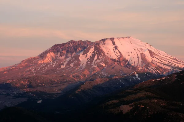 Mächtiger Vulkan bei Sonnenuntergang — Stockfoto