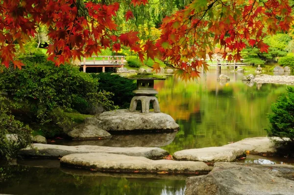 Belo jardim japonês no outono — Fotografia de Stock