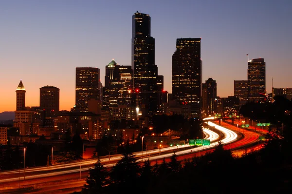 Silhoutted Seattle centro da cidade — Fotografia de Stock