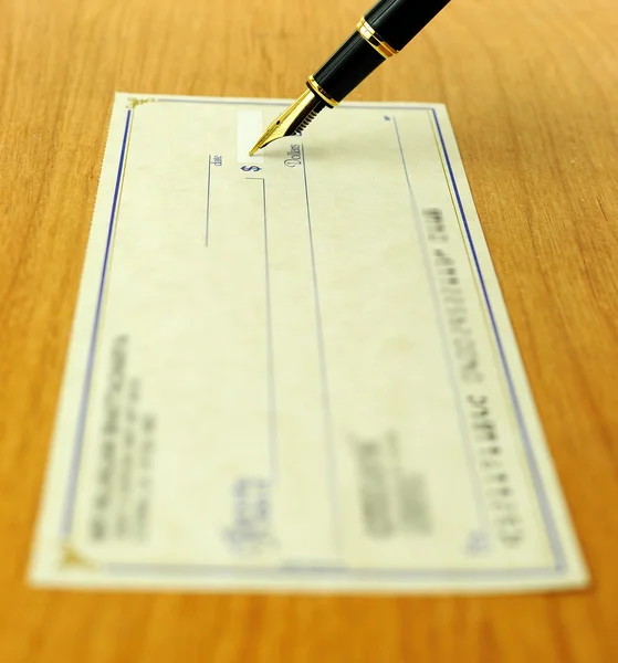 Passar um cheque — Fotografia de Stock