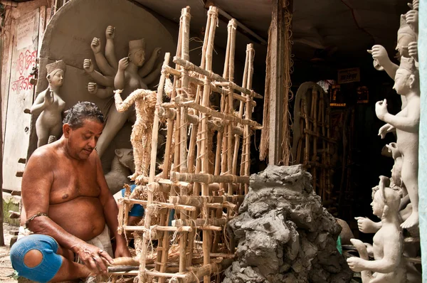 Artisan builds the framework for creating idols — Stock Photo, Image