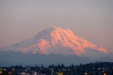 alacakaranlıkta rainier Dağı