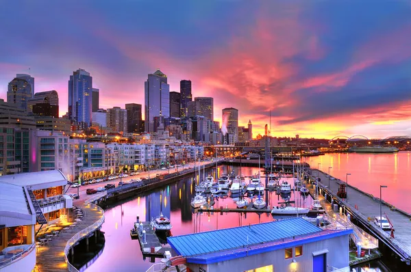 Seattle skyline and waterfront in sunrise — Stock Photo, Image