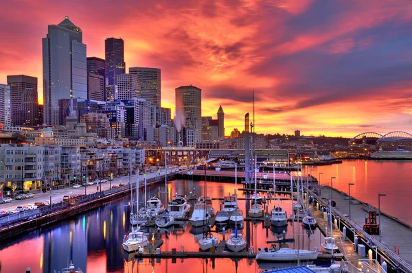 Dramatické panorama Seattlu za svítání Stock Obrázky