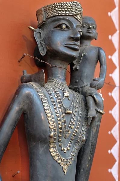 Племенная дама со статуей ребенка — стоковое фото