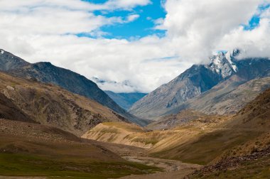 spiti tepelerde çok renkli