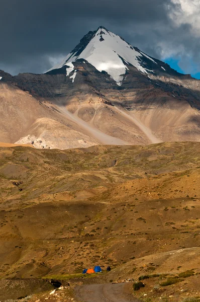 Montagna himalayana con campi — Foto Stock