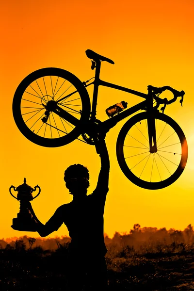 A cyclist raising his bike — Stock Photo, Image