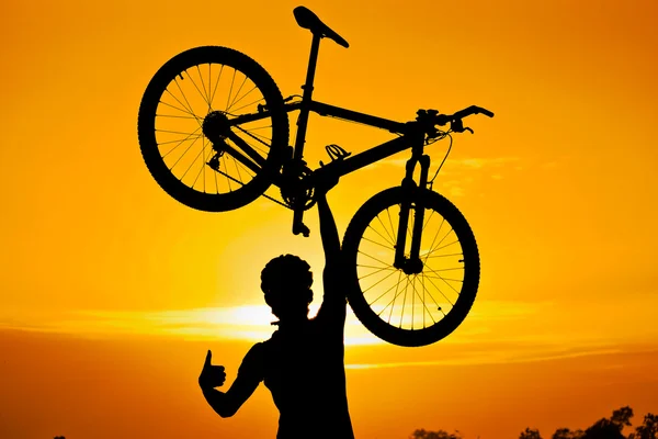 Podnoszenie jego rower górski rowerzysta — Zdjęcie stockowe