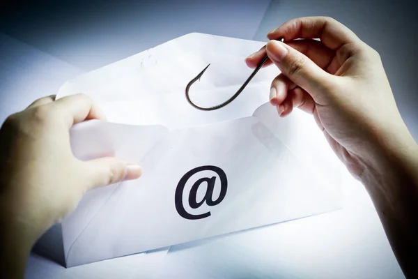 Phishing - Angelhaken im Umschlag - E-Mail-Phishing - Spam-Mails - Computerbedrohungen — Stockbild Phishing — Stockfoto