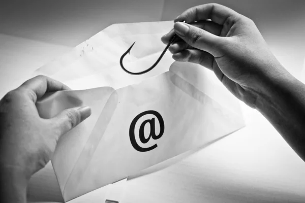 Phishing - Angelhaken im Umschlag - E-Mail-Phishing - Spam-Mails - Computerbedrohungen — Stockbild Phishing — Stockfoto