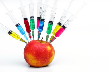 Şırınga ile dolu ve dikilmektedir elma