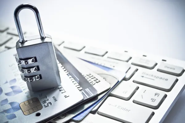 Lock en creditcards op toetsenbord — Stockfoto