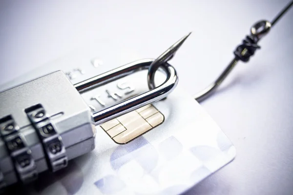 Sicherheitsschloss mit Passwort und Angelhaken auf Kreditkarte - Phishing-Schutzkonzept — Stockbild Schloss und Karte am Haken — Stockfoto