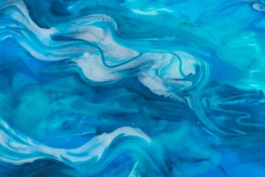  Epoksi reçine sanatı. Mavi ve beyaz boya dokusu. Sıvı sanat, kintsugi. Kapat.