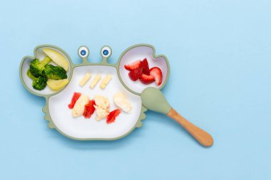 Sütten kesilme, blöf. İlk bebek maması. Karışık sebzeli silikon tabak. Çocuk için sağlıklı beslenme, kendini besleme. Yumuşak eko plastik sofra takımı. - Evet. Yüksek kalite fotoğraf