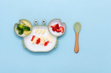 Sütten kesilme, blöf. İlk bebek maması. Karışık sebzeli silikon tabak. Çocuk için sağlıklı beslenme, kendini besleme. Yumuşak eko plastik sofra takımı. - Evet. Yüksek kalite fotoğraf