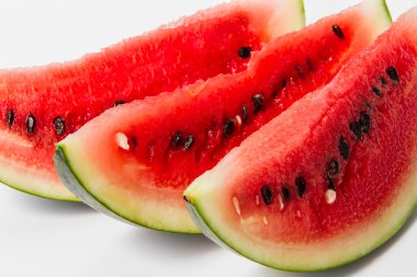 Beyaz arkaplanda karpuz izole 