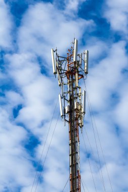 Telekomünikasyon kutup mavi gökyüzü ile 