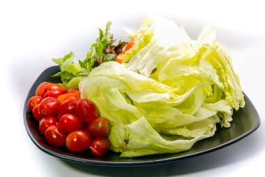 siyah plaka üzerinde taze sebze salatası