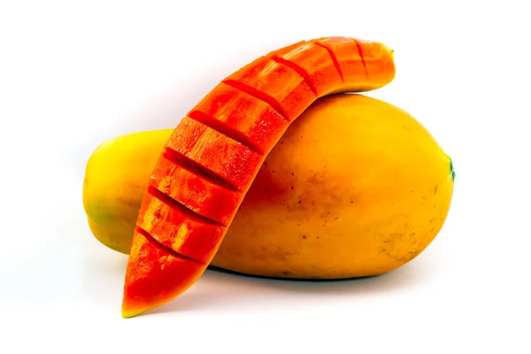Papaya meyve yarısı beyaz bir arka plan üzerinde izole üzerine dilimlenmiş. — Stok fotoğraf