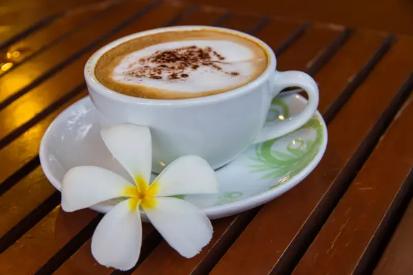 Cup of coffee and frangipani — Stock Photo, Image