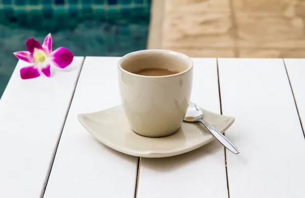 Café en taza gris sobre mesa de madera blanca — Foto de Stock