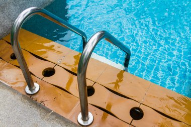 Mavi yüzme havuzuna merdiven dayayın. 