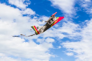 gökyüzünde uçan oyuncak uçak 