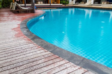 Yüzme Havuzu ve ahşap güverte arka planlar için ideal