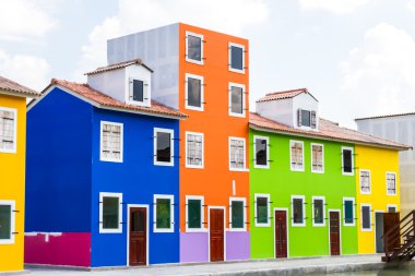 Parlak renklerde boyanmış evler 