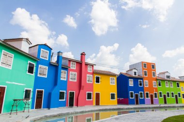 Parlak renklerde boyanmış evler 