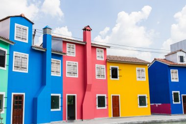 Parlak renklerde boyanmış evler 