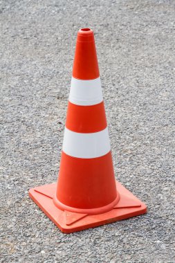 Asfaltta yol konisi