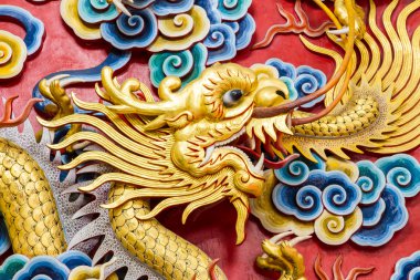 Antik altın Çin ejderha heykeli.