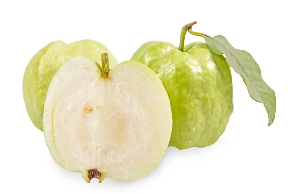 Beyaz arkaplanda guava (tropikal meyve) — Stok fotoğraf