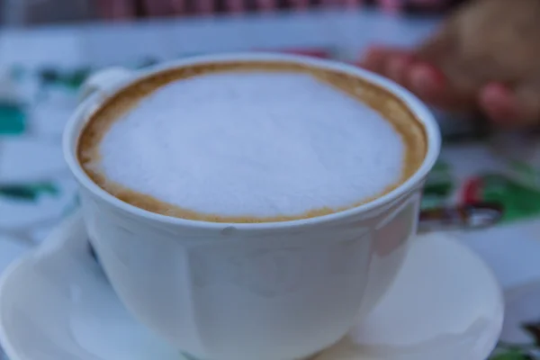 Cappuccino in einer Porzellantasse — Stockfoto