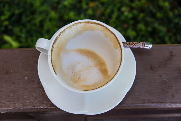 外食する空のコーヒー カップ. — ストック写真