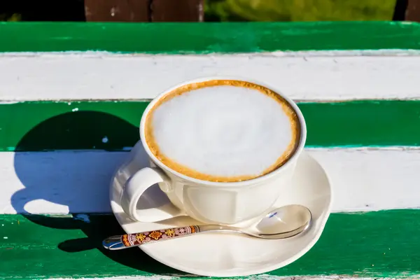 Uma xícara de café capuchino — Fotografia de Stock