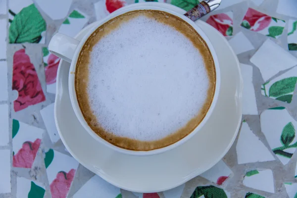 Cappuccino in einer Porzellantasse — Stockfoto