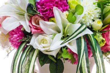 çeşitli plastik çiçek renkli