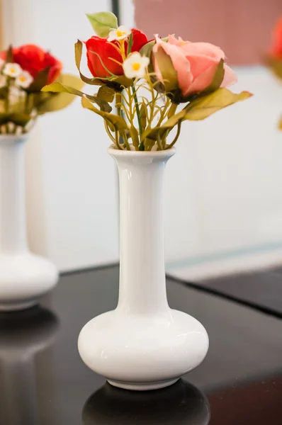 Weiße Vasen mit Plastikblumen — Stockfoto