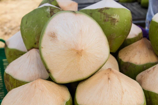녹색 코코넛의 그룹 — 스톡 사진