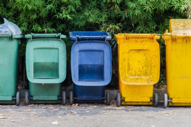 beş renk çöp kutuları