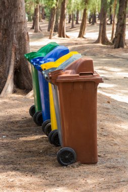 Geri dönüşüm malzemelerinin toplanması için farklı renkli kutular