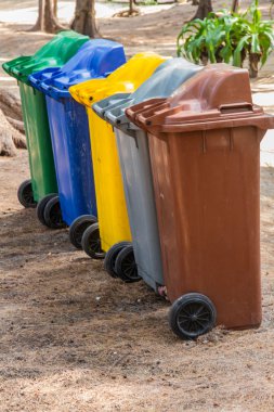 Geri dönüşüm malzemelerinin toplanması için farklı renkli kutular
