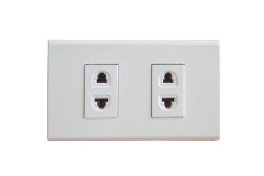 Duvar beyaz arka plan üzerinde izole plaka ile elektrik priz.